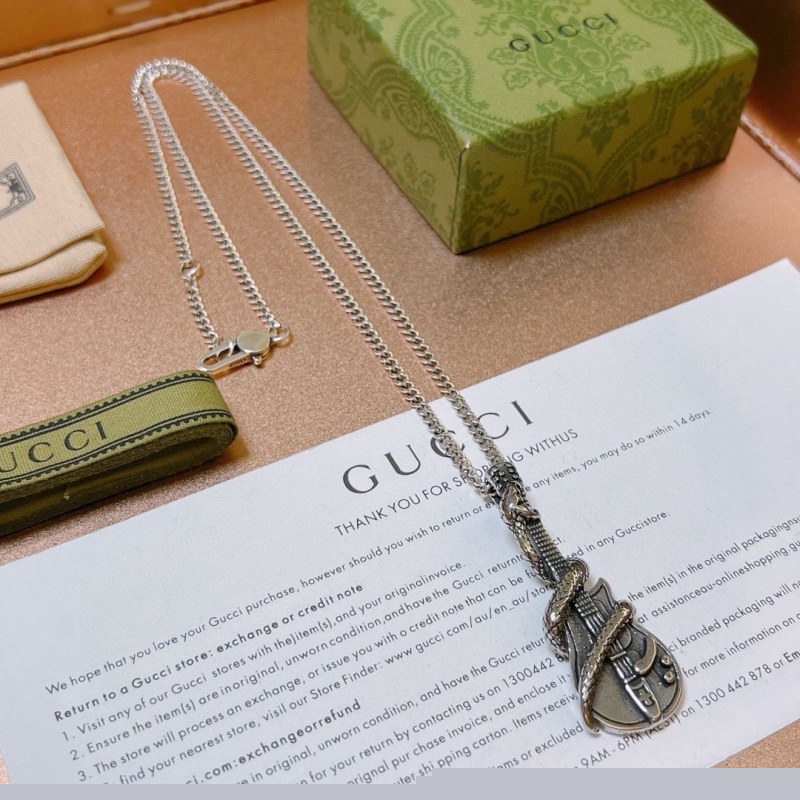 G*u*i necklaces